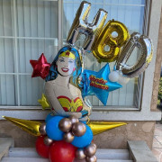 Композиция с гирляндой из шаров с Днем рождения (Happy-Birthday) и Чудо женщиной на подставке