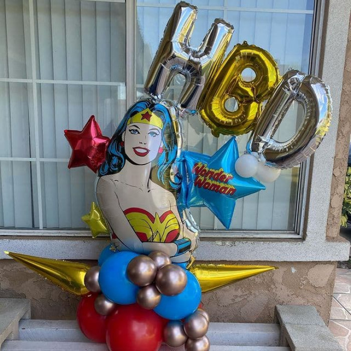 Композиция с гирляндой из шаров с Днем рождения (Happy-Birthday) и Чудо женщиной на подставке