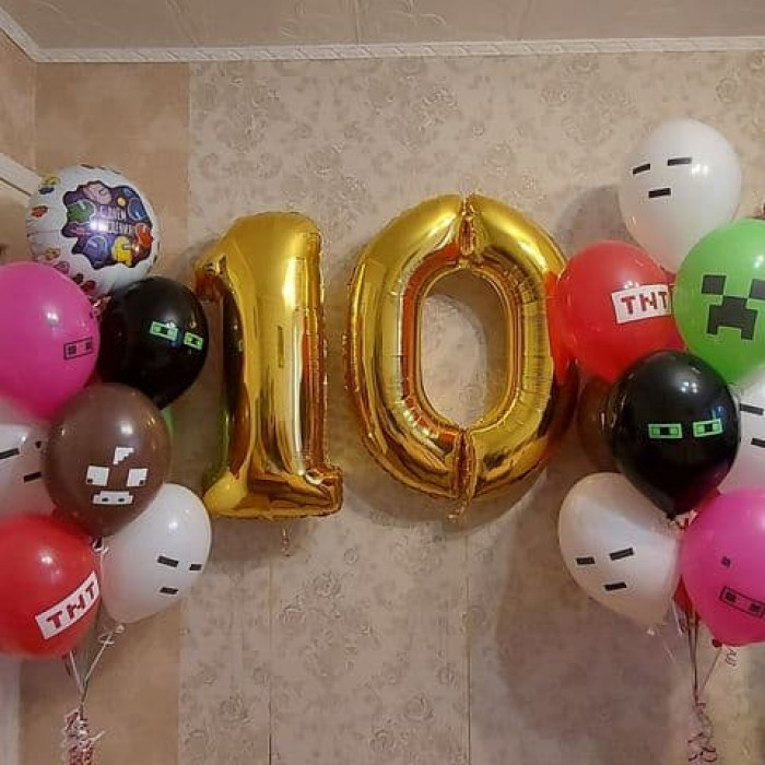 Композиция на 10 лет Манйкрафт против Амонг ас