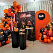 Фотозона с разнокалиберной гирляндой на Хэллоуин