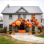 Разнокалиберная гирлянда из шаров на страшный праздник Хэллоуин (Halloween)