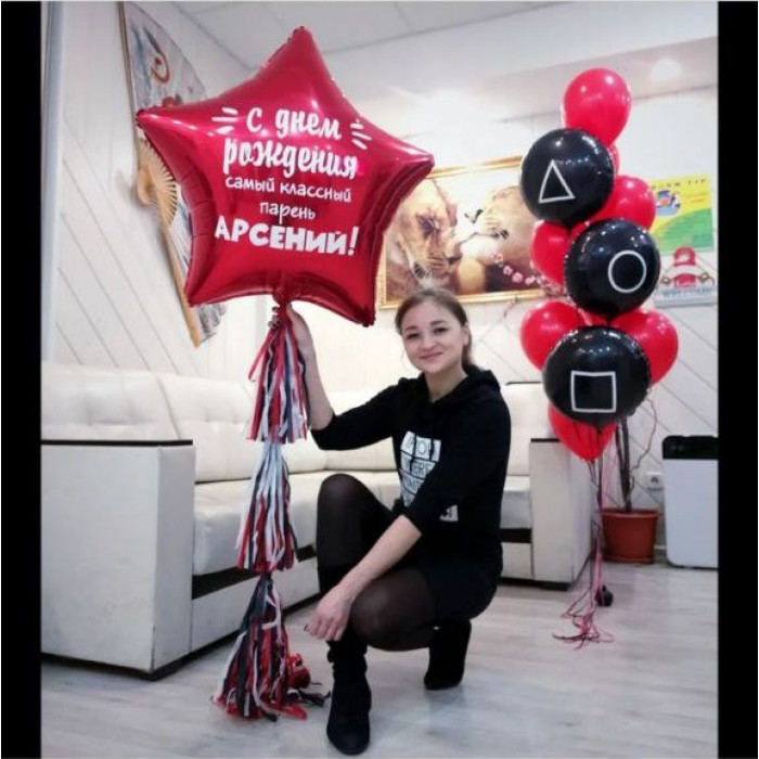 Композиция с большой красной звездой и фонтаном из шаров Кальмаргейм