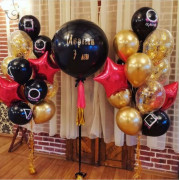 Композиция на 7 лет с огромным черным шаром и черно-золотыми букетами