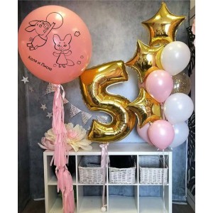 Композиция из шаров на 5 лет с абрикосовым шаром, золотыми зведами и героями из м/ф Оранжевая корова