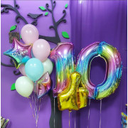 Композиция из шаров Лови Лайк на 10 лет с радужными цифрами и пальцем вверх