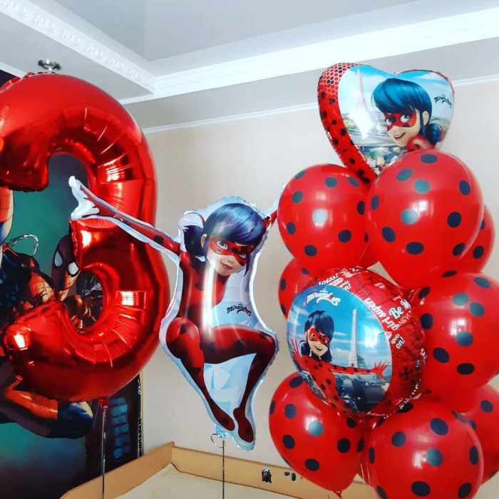 Композиция из шаров Леди Баг с цифрой и фольгированными шарами
