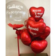 Композиция из воздушных шариков с красными сердцами и шаром с перьями для папы и мужа