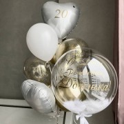 Букет из шариков доченьке на двадцать лет с шаром с перьями и сердцами