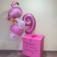 Композиция из шариков с фламинго и коробкой-сюрприз для девочки на девять лет