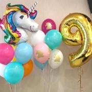 Композиция из гелевых шариков с ярким единорогом на девять лет девочке