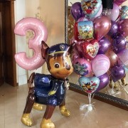 Композиция из воздушных шаров на три года с ходячей фигурой Чейза и другими героями Щенячьего патруля