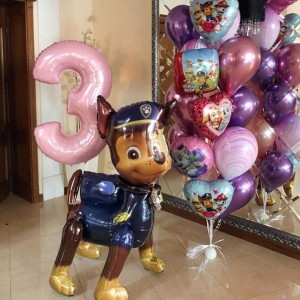 Композиция из воздушных шаров на три года с ходячей фигурой Чейза и другими героями Щенячьего патруля