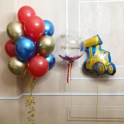 Композиция из гелиевых шаров на День Рождения с шаром с перьями и экскаватором