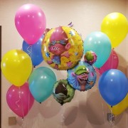 Композиция из воздушных шариков герои из мультфильма Тролли с разноцветными шарами