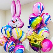 Композиция из ярких шаров с розовым зайцем